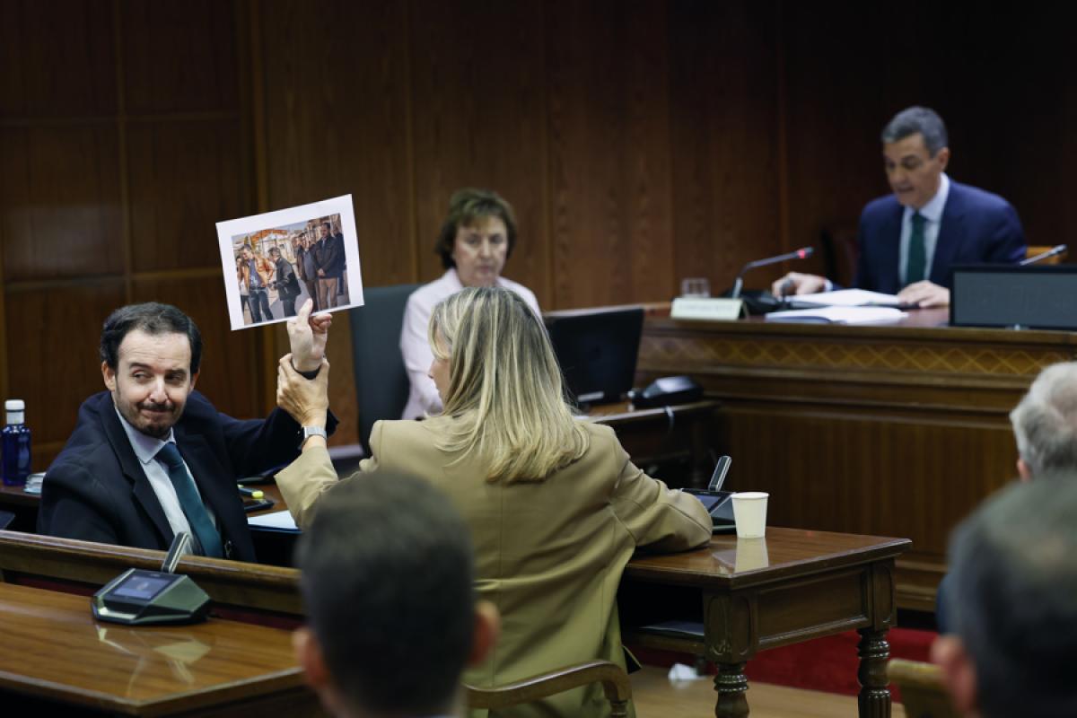 Alejo Miranda, el senador del PP que interrogó a Sánchez, muestra una foto del presidente con Koldo, Ábalos y Cerdán