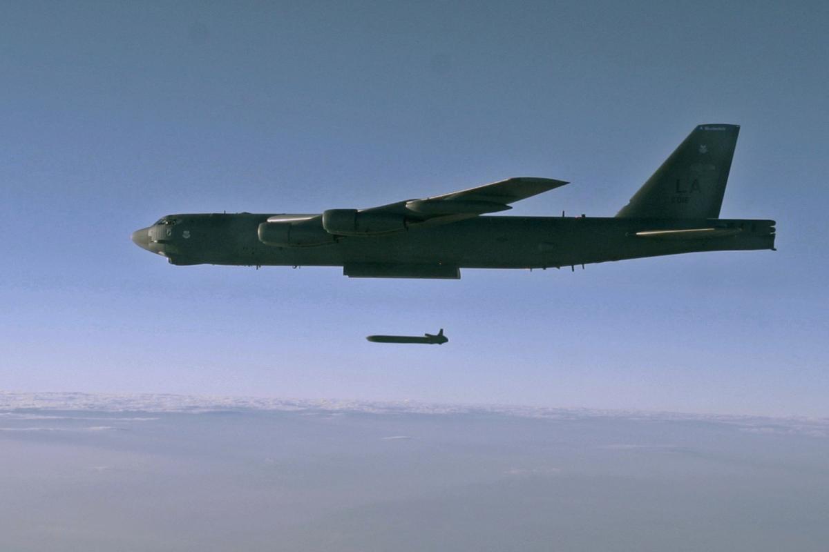 Un bombardero B-52H Stratofortress de la Fuerza Aérea de Estados Unidos lanza un misil de crucero durante un ejercicio de prueba sobre el Pacífico.