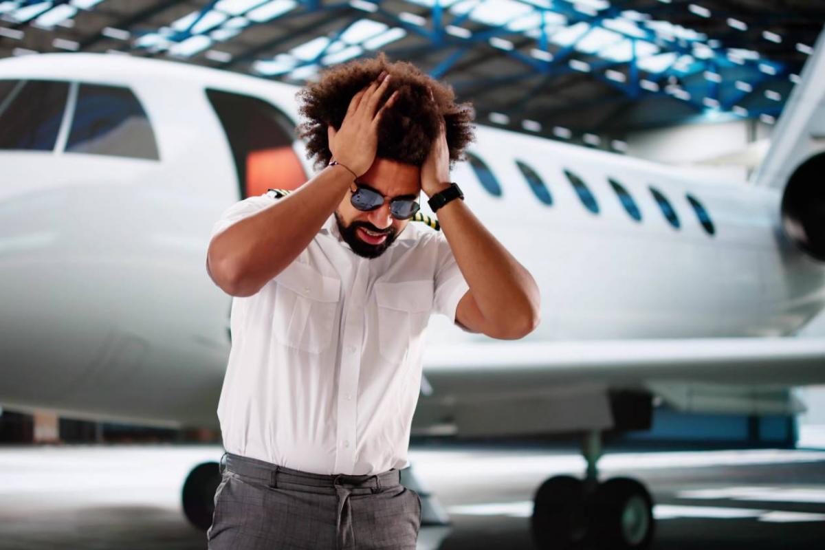 Piloto preocupado por su error