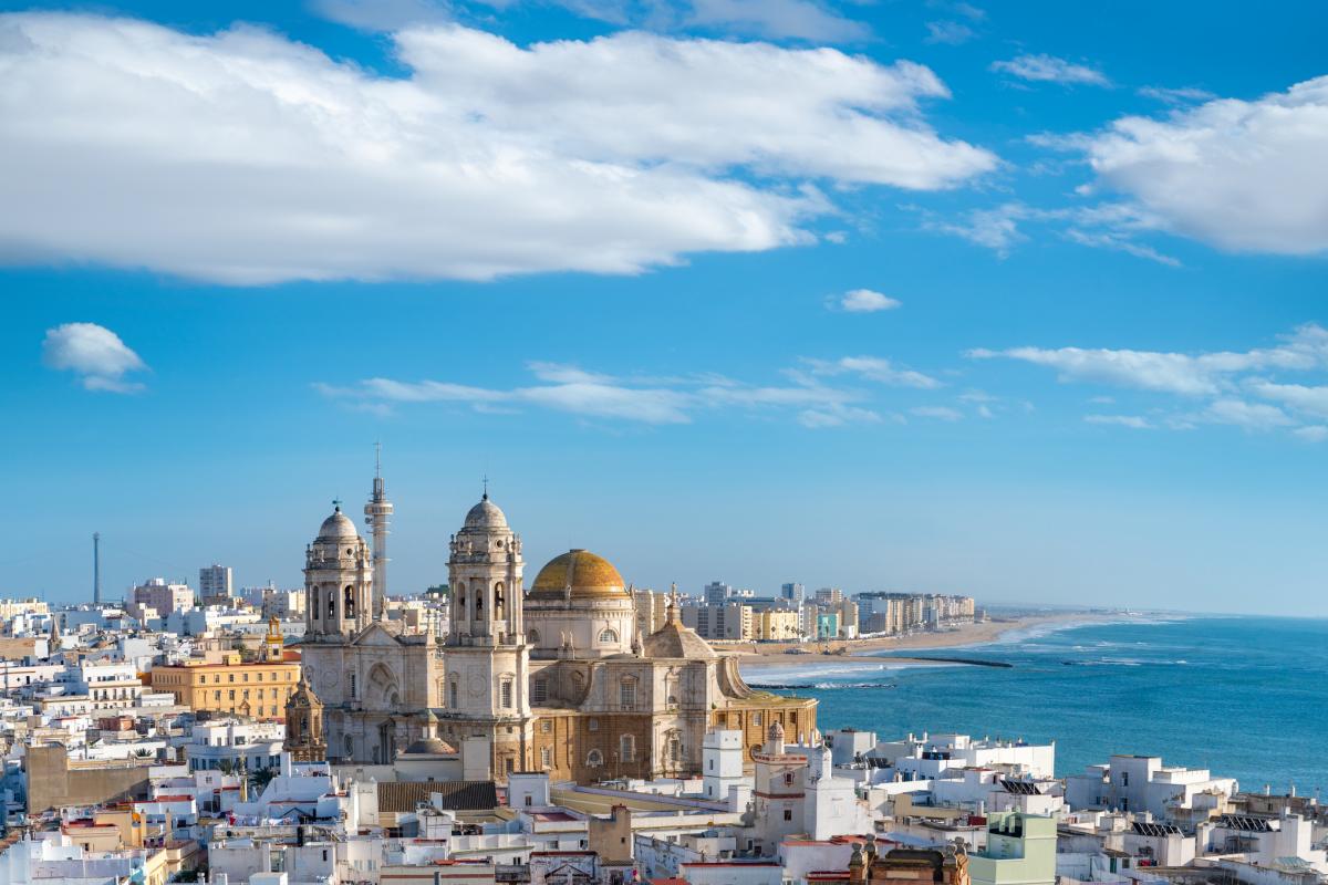Vista aérea del horizonte de Cádiz, en Andalucía, España.