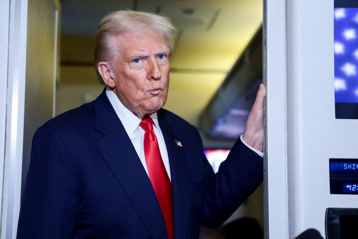 El presidente estadounidense, Donald Trump, habla con miembros de la prensa a bordo del Air Force One rumbo a Estados Unidos, el 30 de octubre de 2025.