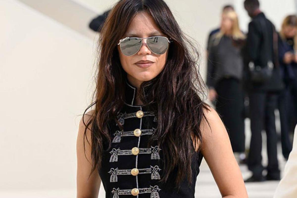 Jenna Ortega, con un chaleco de Dior de inspiración napoleónica