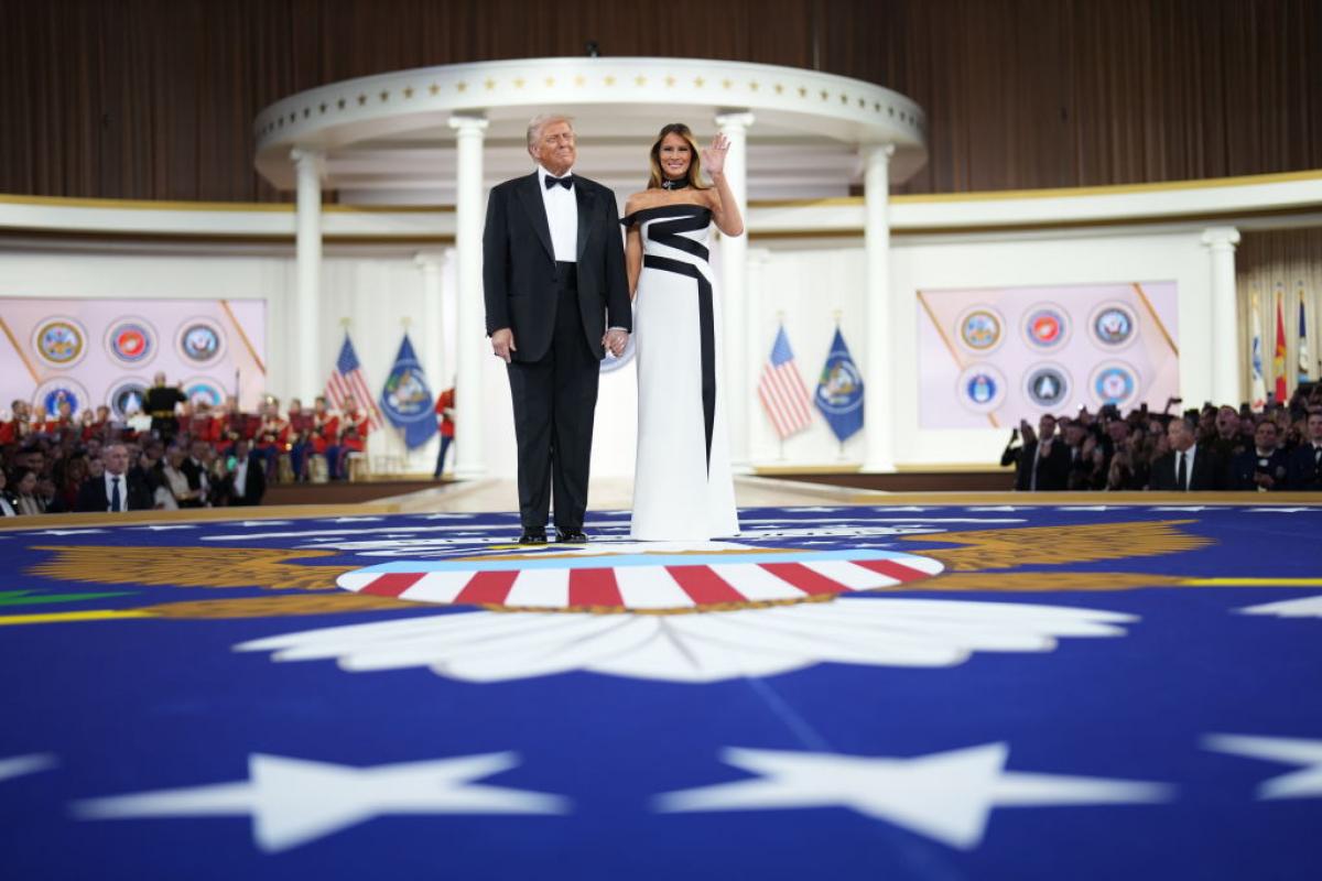 El presidente Donald Trump y la primera dama Melania Trump en el Baile del Comandante, tras su toma de posesión, el 20 de enero de 2025.