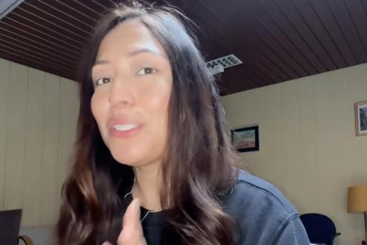 Gabriela, camarera española residente en Noruega, explica en un vídeo de TikTok cómo calcular correctamente su sueldo mensual en coronas noruegas.