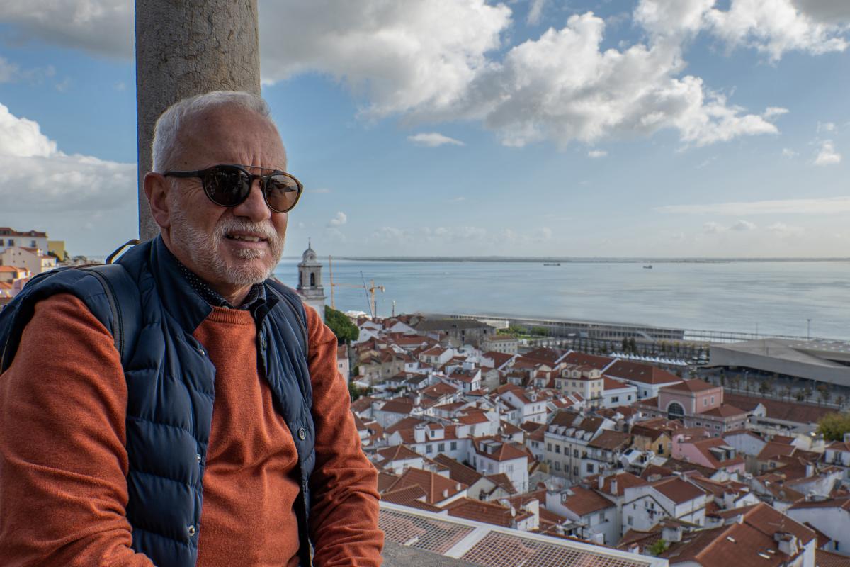 Hombre turista maduro que visita Lisboa, Portugal, Retrato del destino de viaje