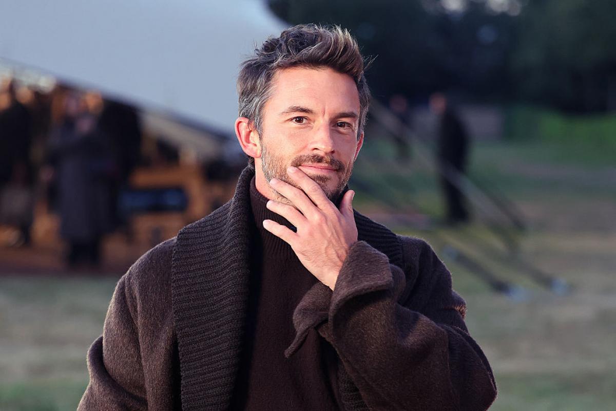 Jonathan Bailey, en el desfile de Burberry en Londres en septiembre de 2025