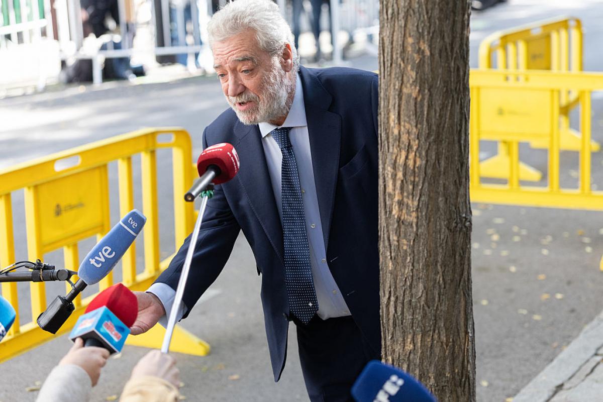 Miguel Ángel Rodríguez atiende a los medios a la salida del Tribunal Supremo este 4 de noviembre