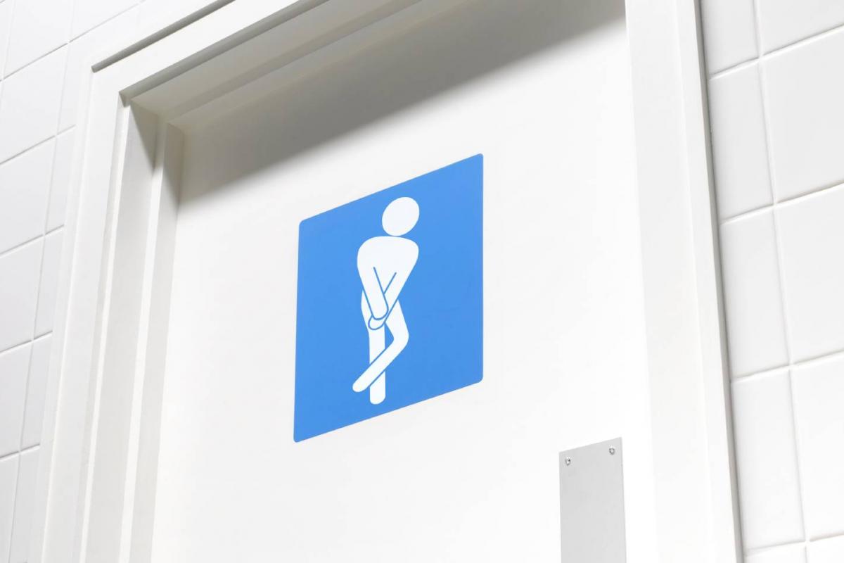 Señal divertida de ir al baño