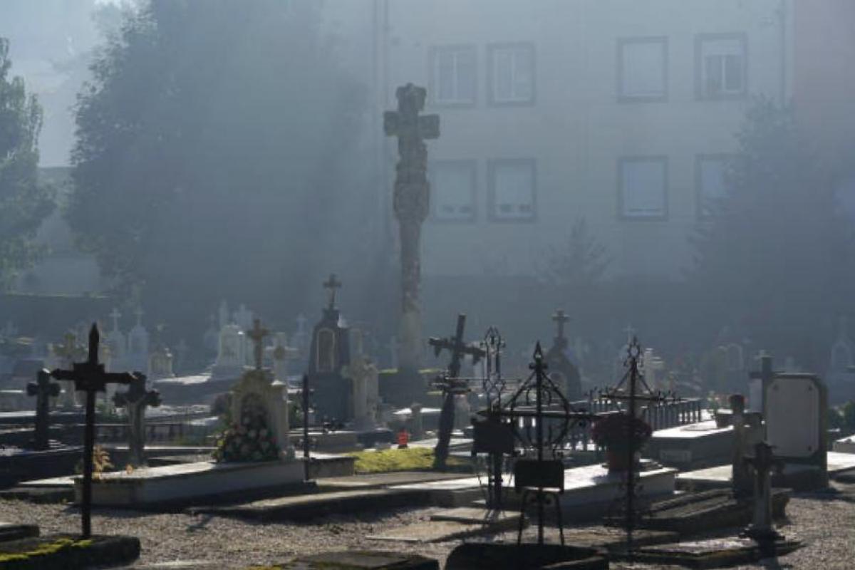 Tumbas del cementerio sobre el que se asienta la iglesia gótica de Santa María A Nova en Noia, A Coruña