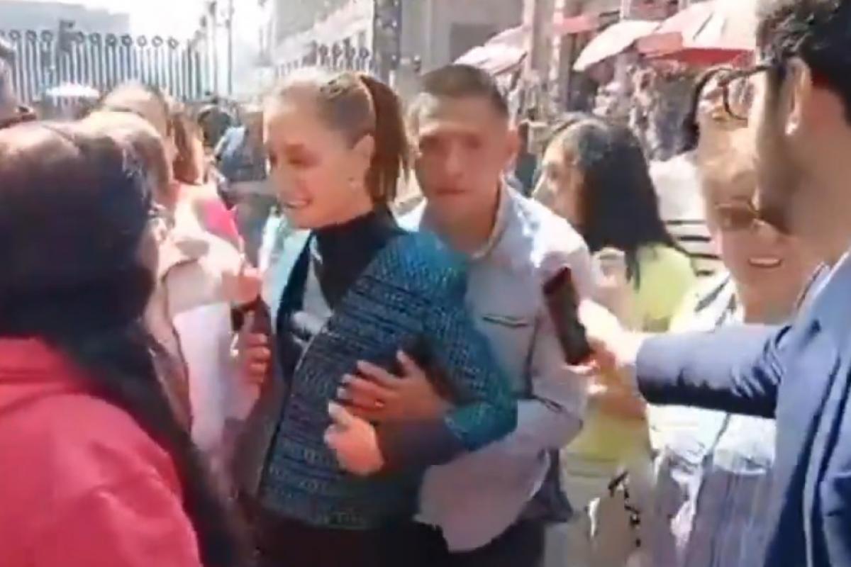 Claudia Sheinbaum, presidenta de México, siendo manoseada en plena calle de la capital mientras conversaba con viandantes.