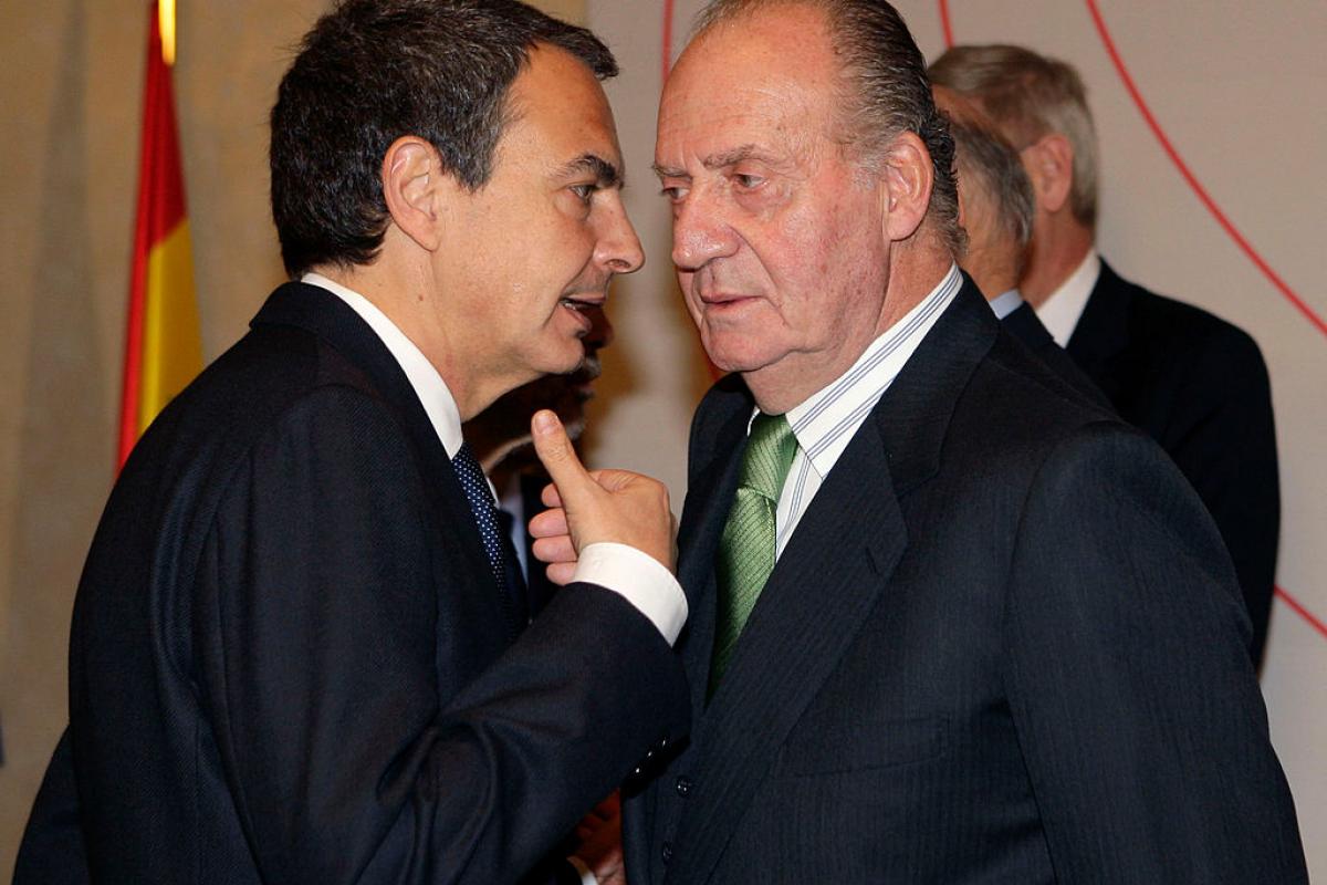 José Luis Rodríguez Zapatero le cuenta algo a Juan Carlos I en un encuentro en 2010