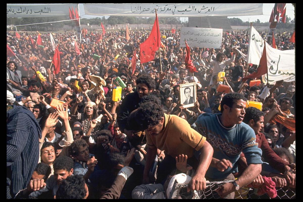 Una muchedumbre de marroquíes, con banderas nacionales y cuadros del rey, se manifiestan en la ciudad de Tarfaia.
