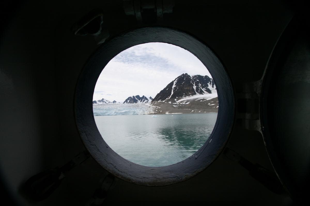 Vistas desde la ventana de un barco