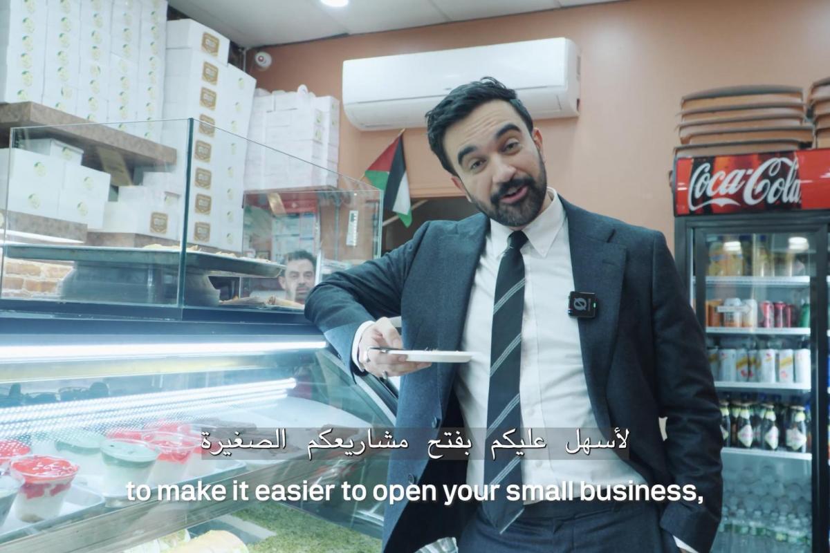 Zohran Mamdani, comiendo un dulce en un restaurante palestino, en un vídeo de sus redes del 1 de noviembre de 2025.