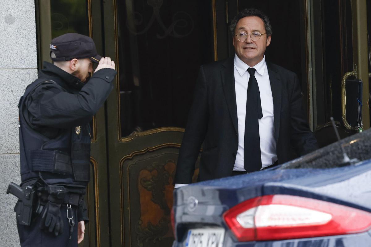 Un policía se cuadra ante el fiscal general del Estado, Álvaro García Ortiz, a su salida del Tribunal Supremo.