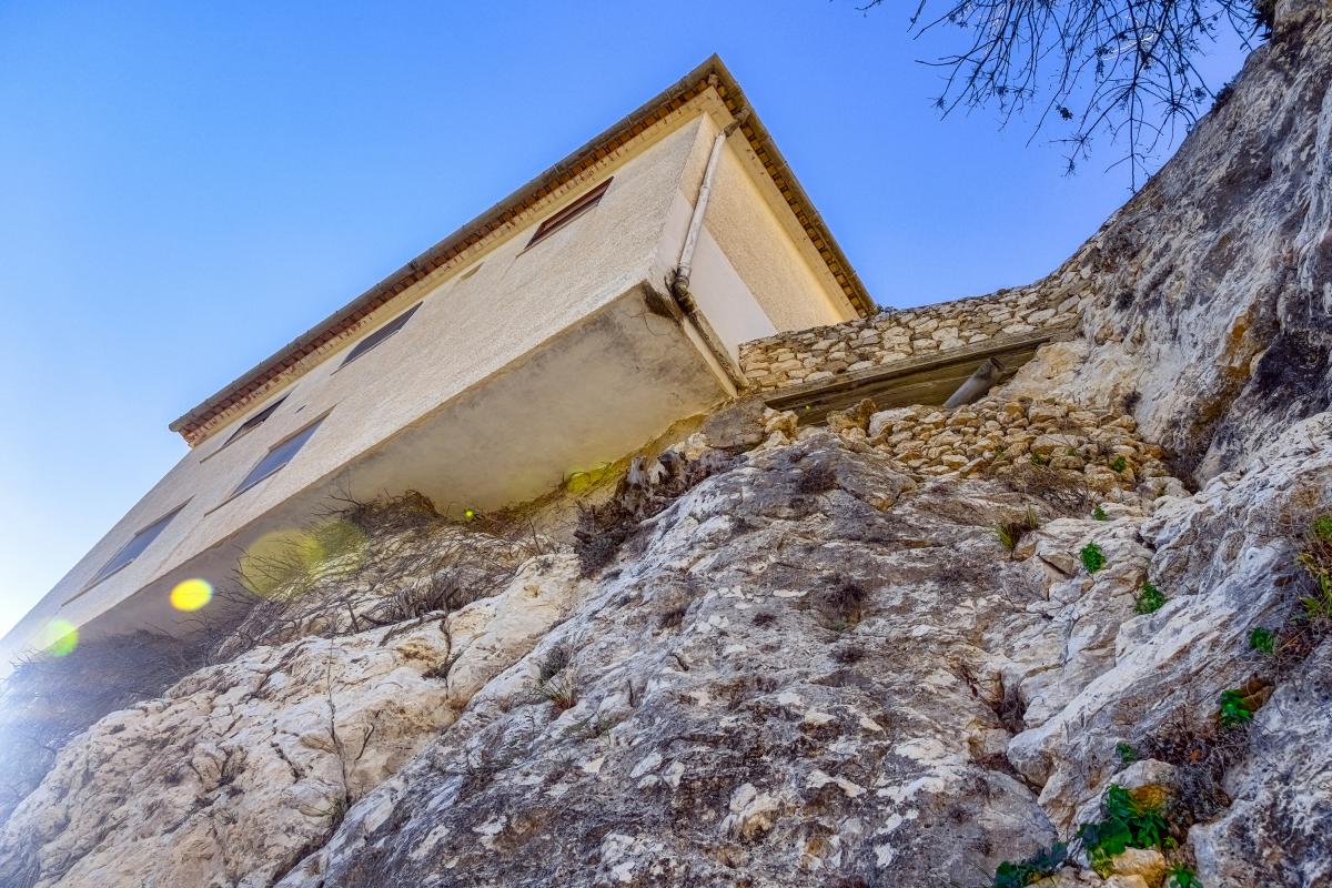 Una casa levantado sobre roca