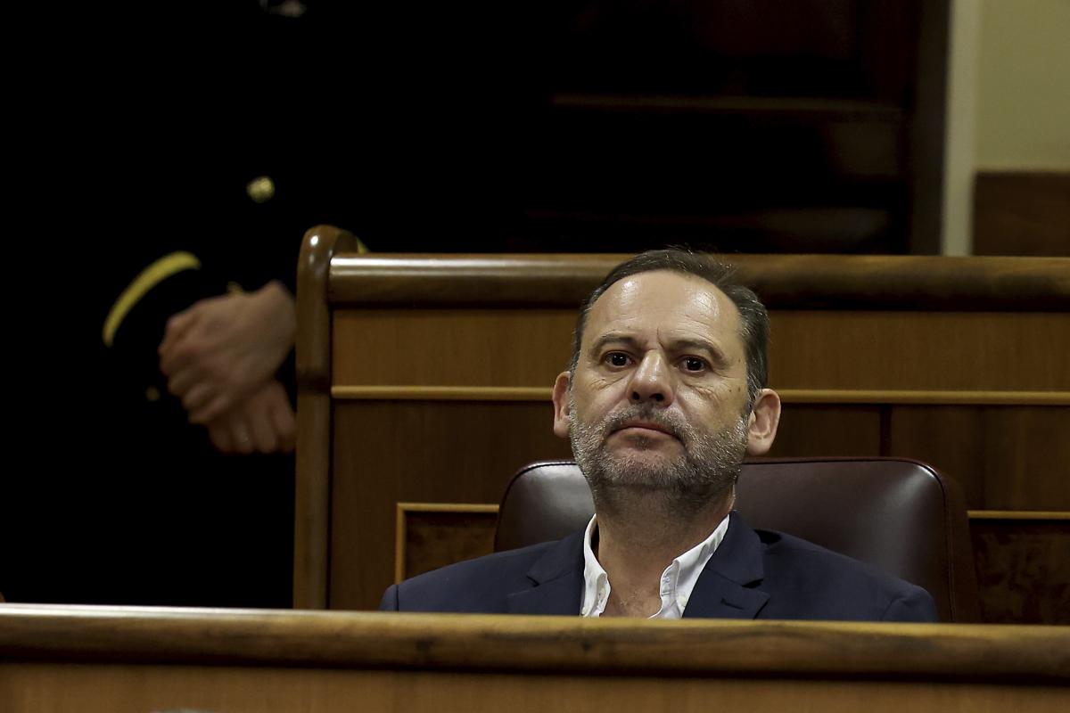 José Luis Ábalos con la mirad perdida en su escaño