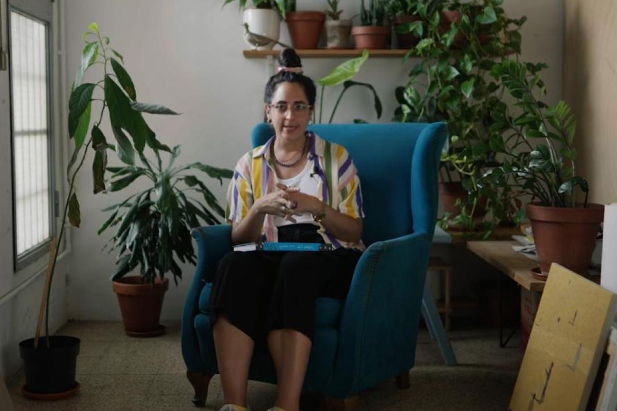 La ilustradora Amaia Arrazola en un salón con plantas