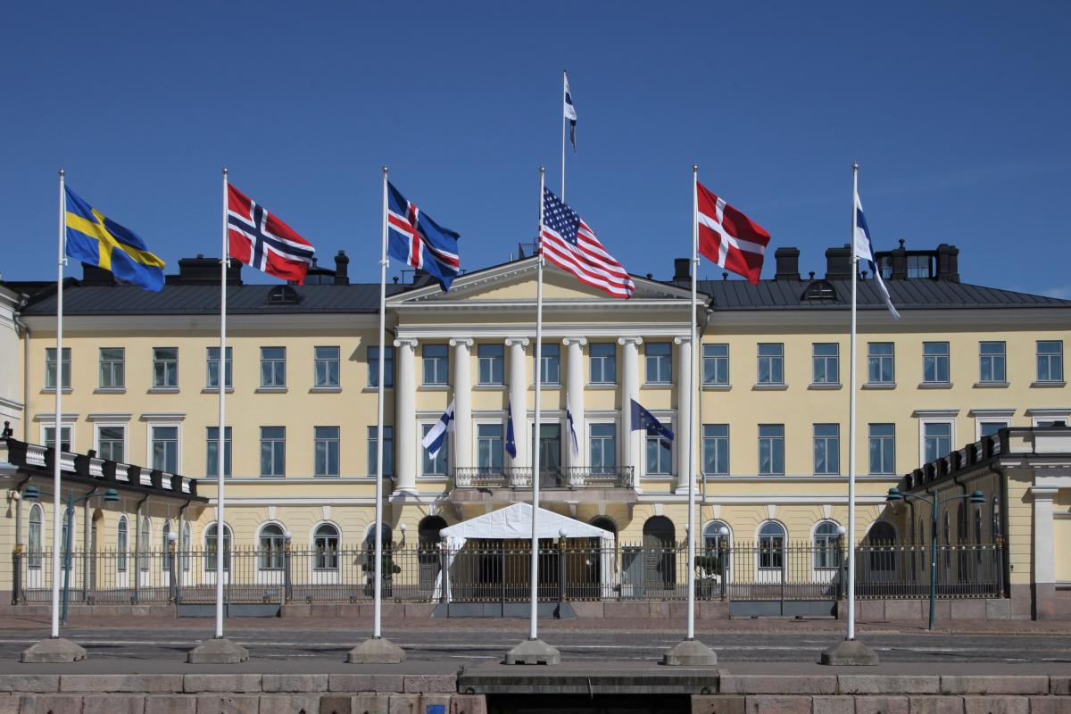 Las banderas de los países nórdicos de Suecia, Noruega, Islandia, Dinamarca y Finlandia ondean junto a la bandera estadounidense frente al palacio presidencial de Finlandia en Helsinki.