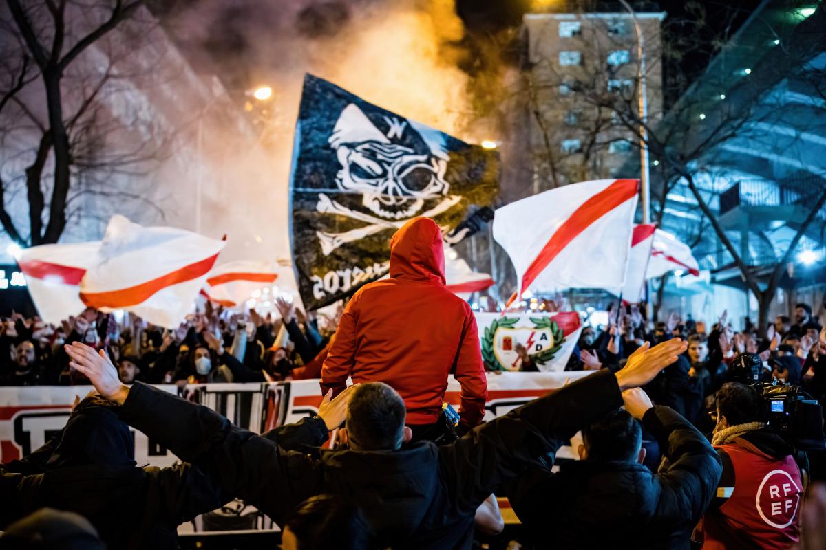 Miembros de la afición ultra del Rayo Vallecano, también conocidos como "Los Bucaneros", ondean banderas y encienden bengalas a las afueras del Estadio Vallecas antes del partido contra el Real Betis en la semifinal de la Copa del Rey. El Rayo Vallecano es un club de fútbol con sede en Madrid. Imagen de archivo.