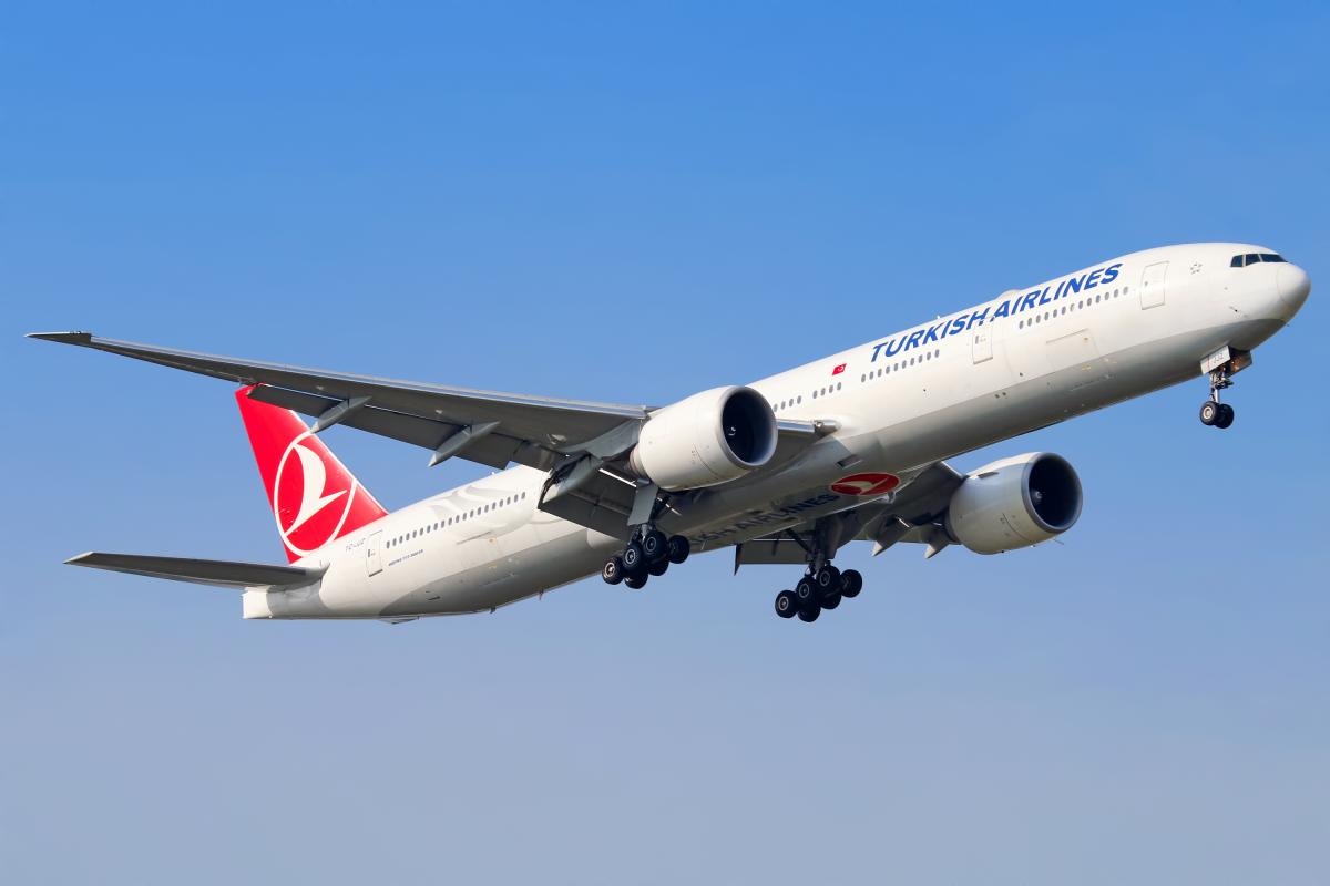 Un Boeing 777-300/ER operado por Turkish Airlines se aproxima al aeropuerto de Shanghái-Pudong para aterrizar.