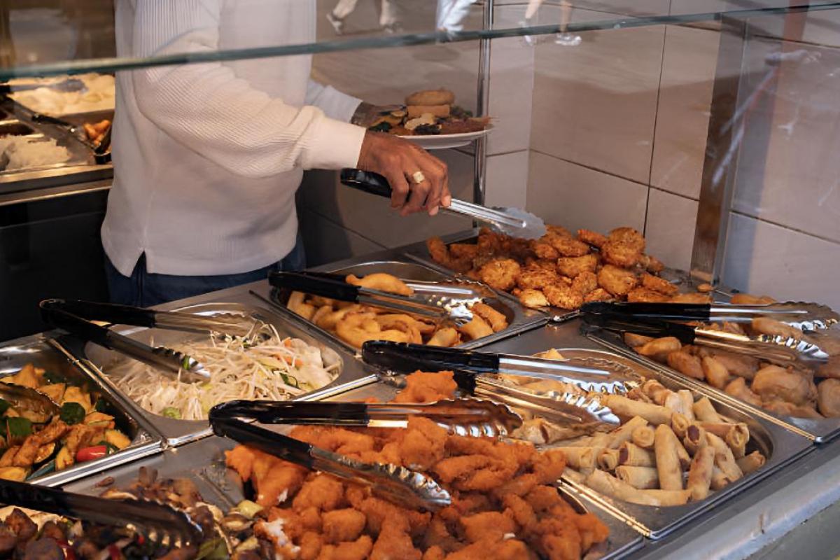Varios platos disponibles en el buffet de un restaurante chino