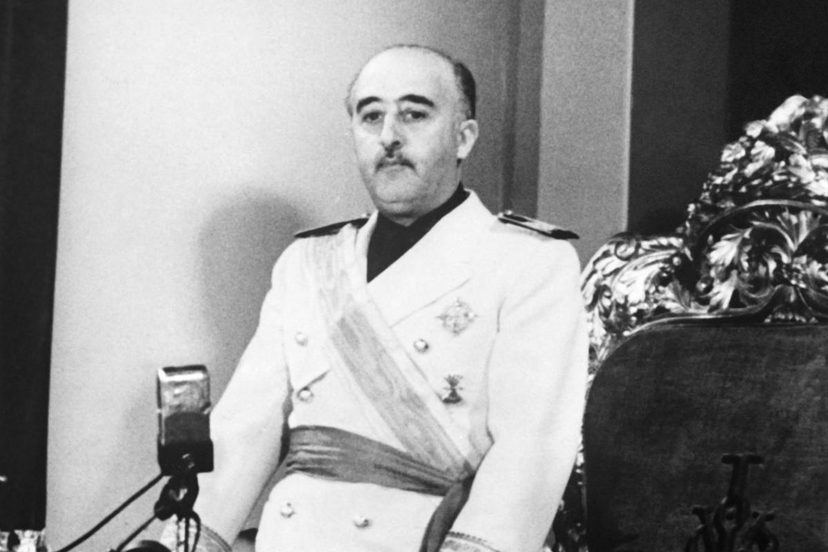 El dictador Francisco Franco, de pie, dando un discurso.