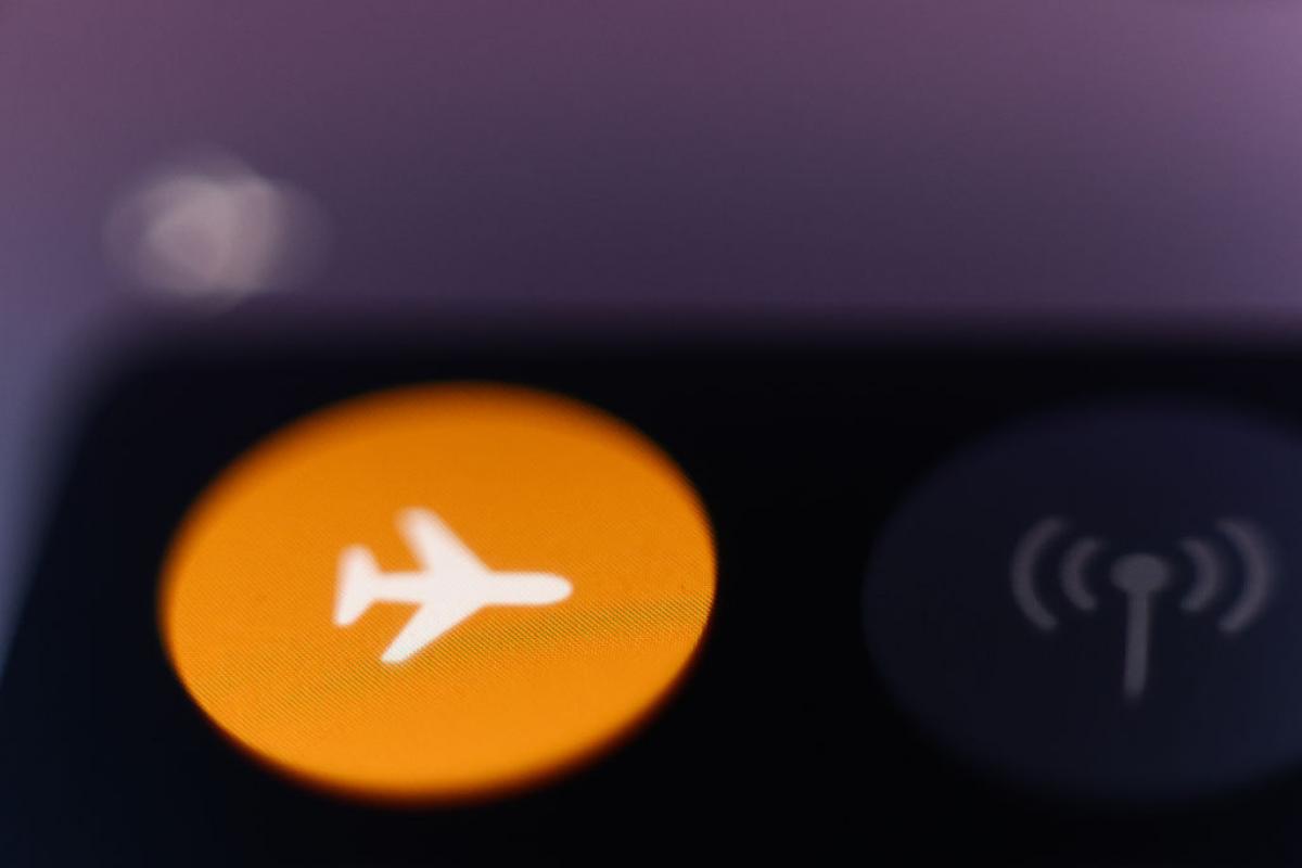 El símbolo del 'modo avión' en un teléfono móvil.