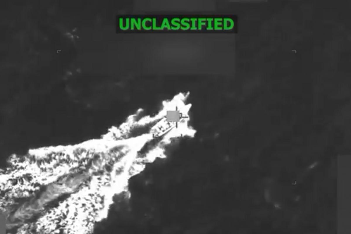 Imagen aérea de un barco y su estela, supuestamente de narcotraficantes, antes de ser atacado por EEUU.