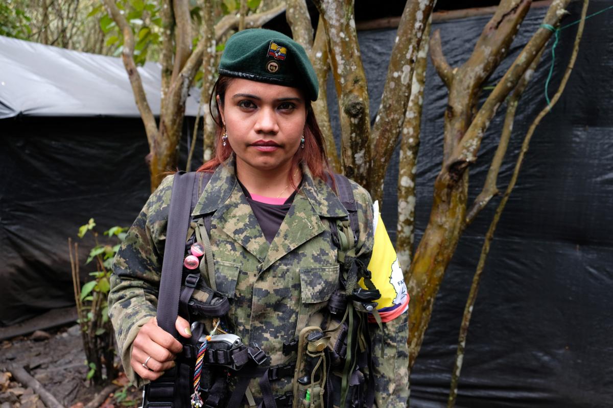 Jennifer, una guerrillera de las FARC de 32 años, vestida y armada con equipo de combate completo, durante su rutina diaria en un campamento de desmovilización el 19 de enero de 2017 en Vereda La Elvira, Colombia. Jennifer se unió al movimiento guerrillero cuando tenía 16 años.