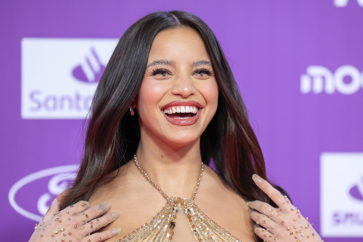 La cantante Emilia Mernes en el 'photocall' de LOS40 Music Awards 2025.