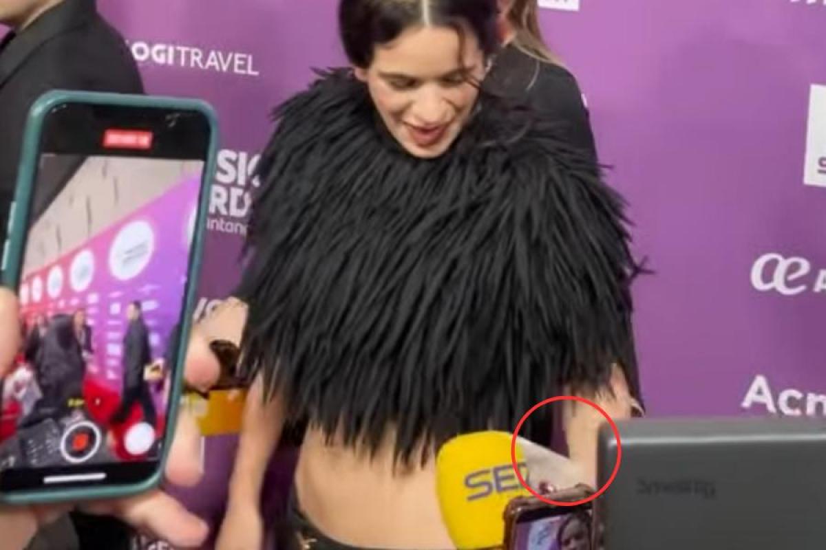 La cantante Rosalía en la alfombra roja de LOS40 Music Awards