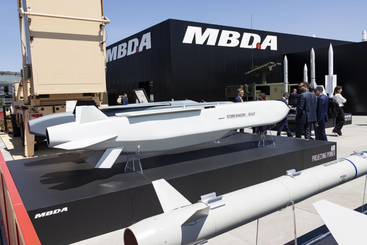 Misil de crucero de largo alcance y baja observabilidad STORM SHADOW, presentado en el Salón Aeronáutico de París con el logotipo de MBDA.