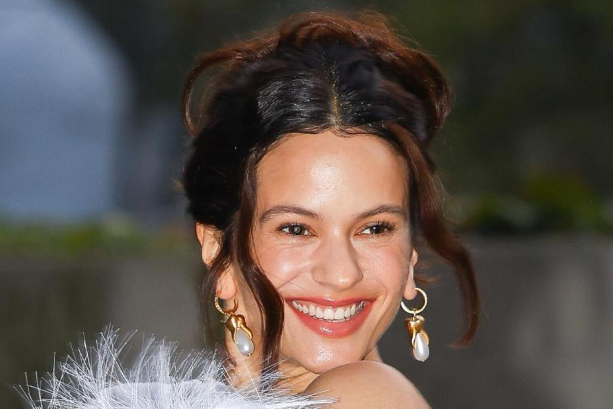 Primer plano de Rosalía sonriendo en la semana de la moda de París