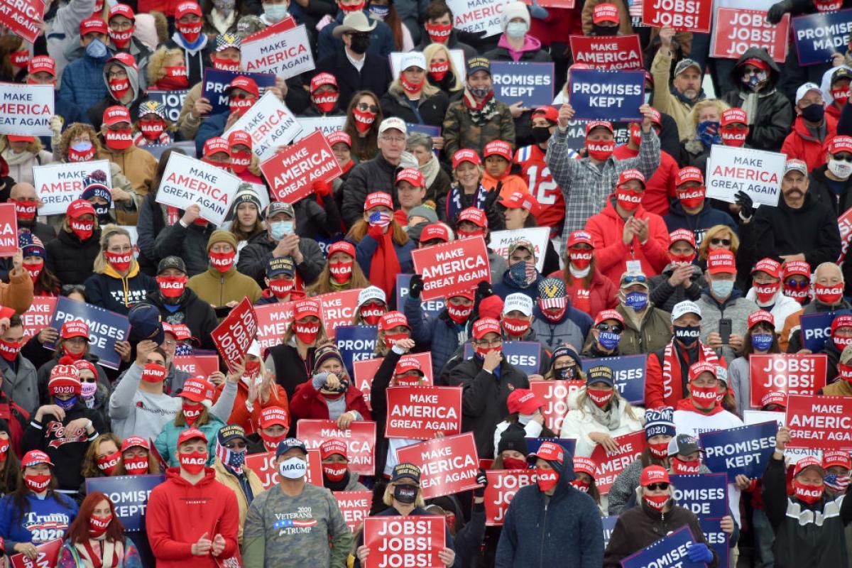 Simpatizantes de Donald Trump con carteles de "Hacer America grande de Nuevo", en un acto en el Aeropuerto Regional de Reading, en Bern Township, (Pensilvania), el 31 de octubre de 2020.