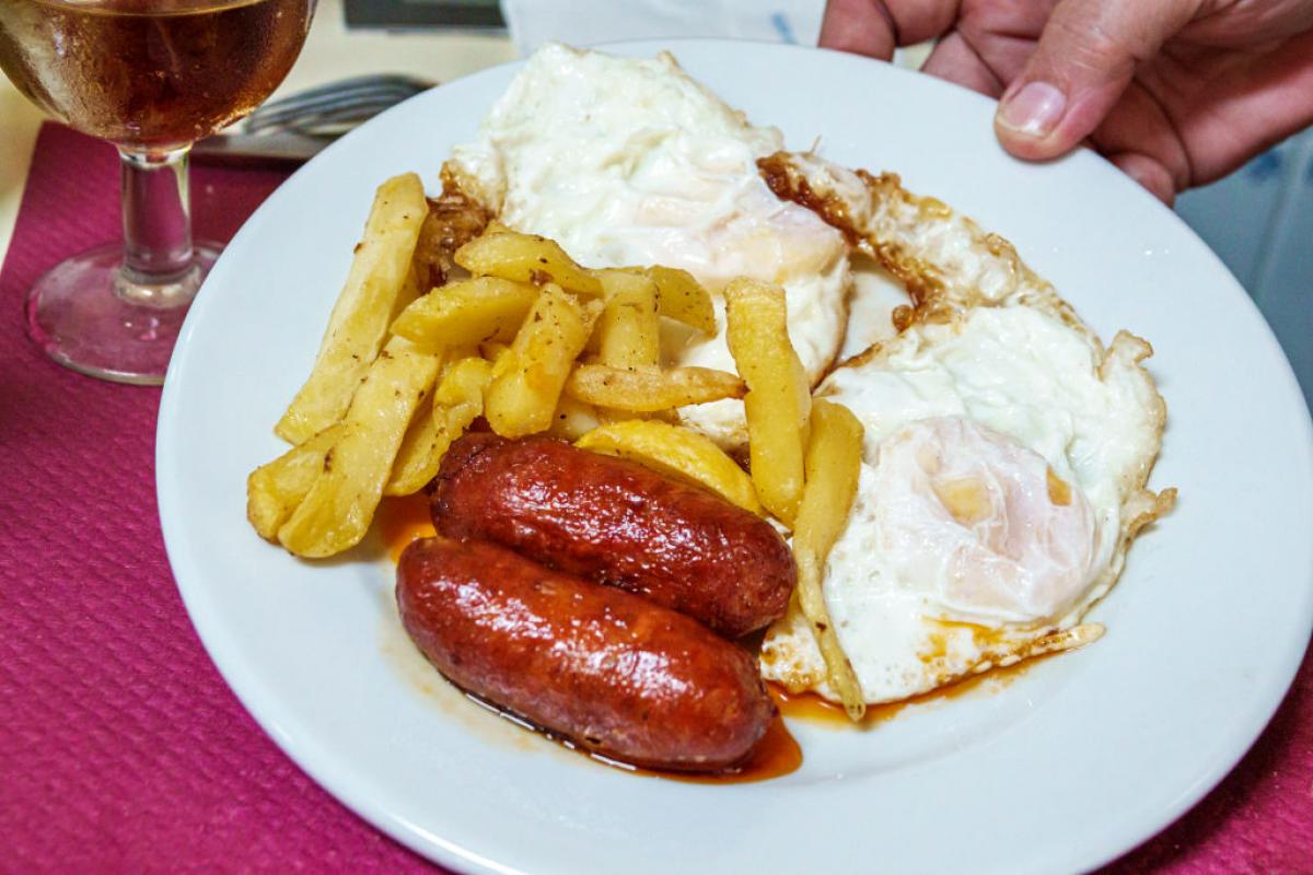 Un plato combinado, en un restaurante.