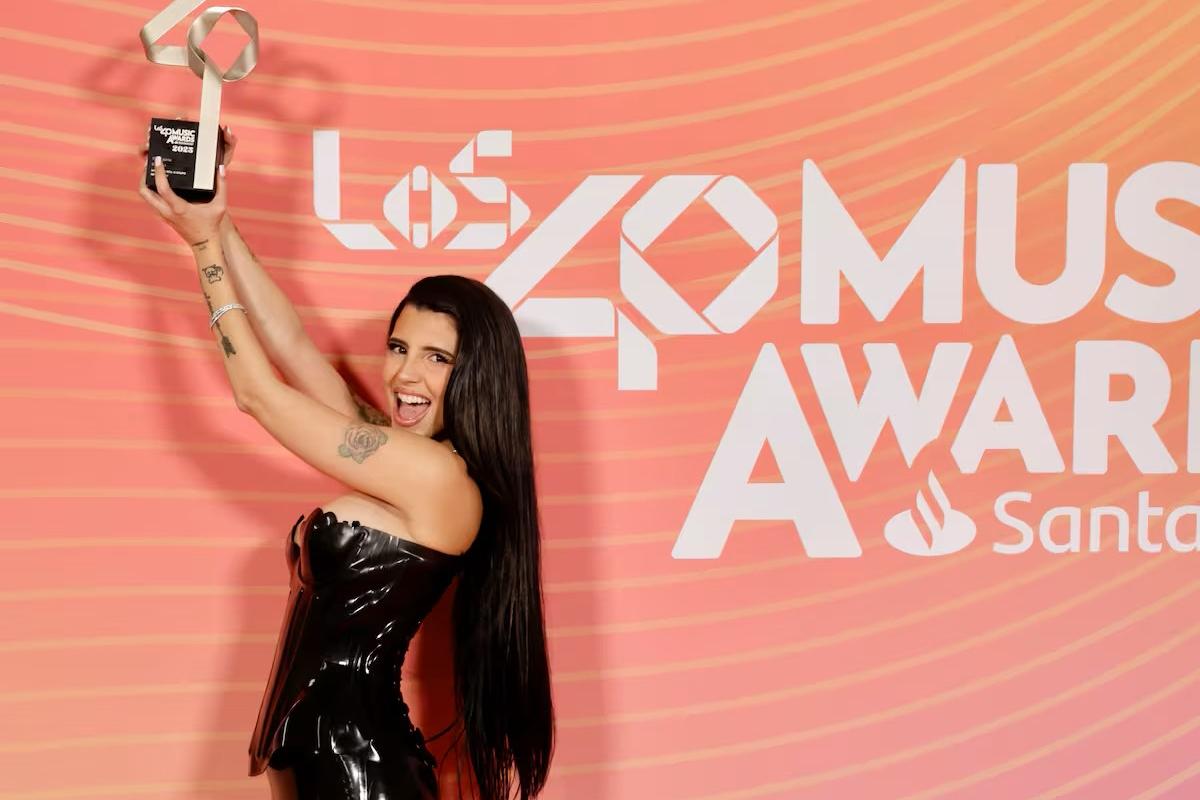Naiara con su premio a Mejor Artista Revelación en Los40 Music Awards.