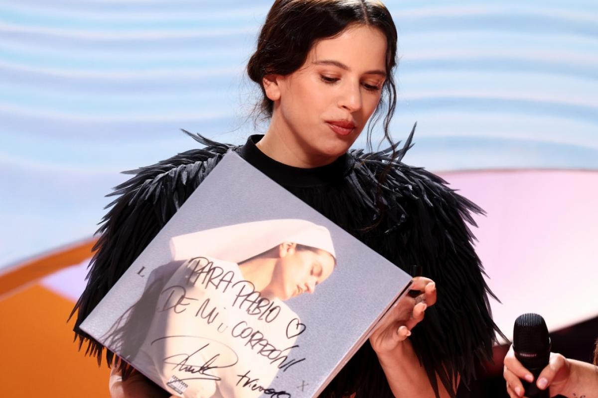 Rosalía con su disco 'Lux', en LOS40 Music Awards, este viernes.