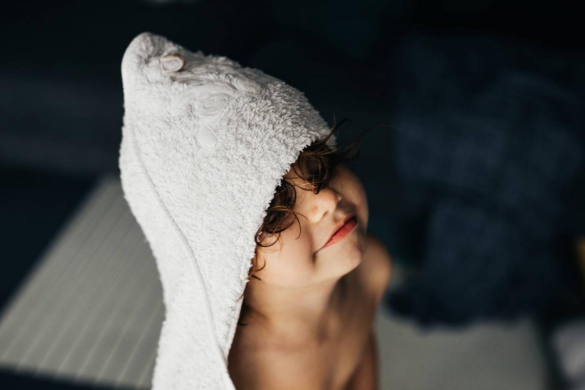 Niña sonriendo después de bañarse