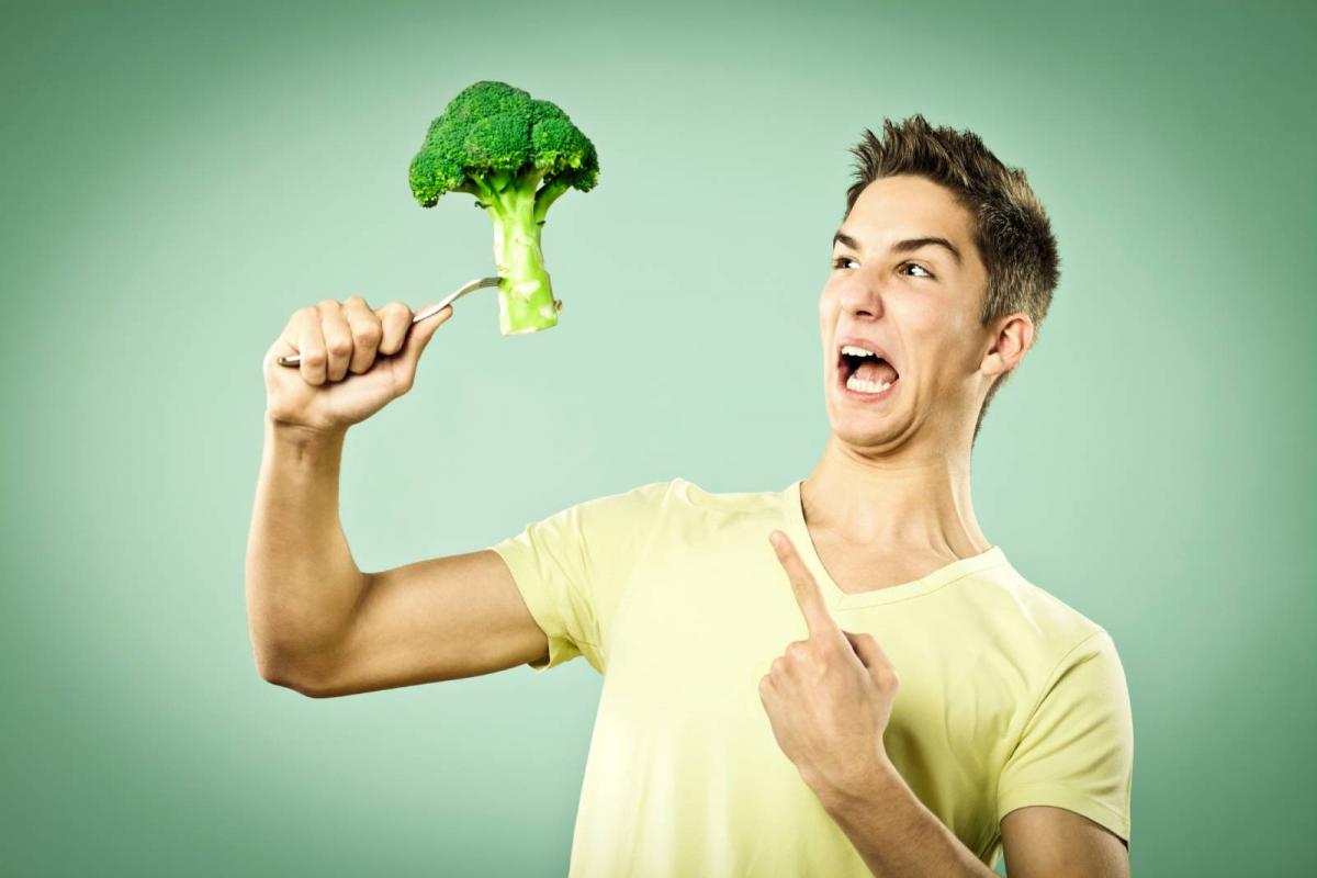 Este hombre no es precisamente el mayor fan del brócoli
