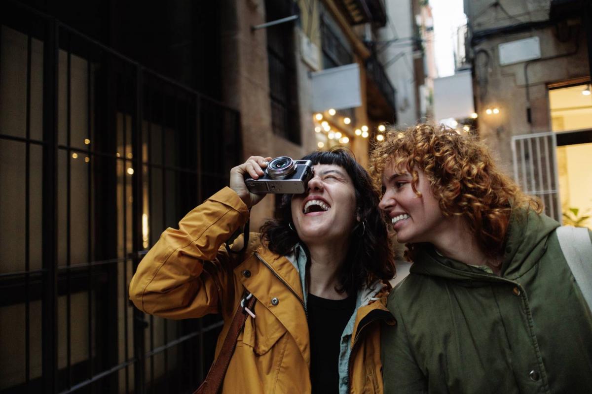 Tomando fotos mientras hacen turismo