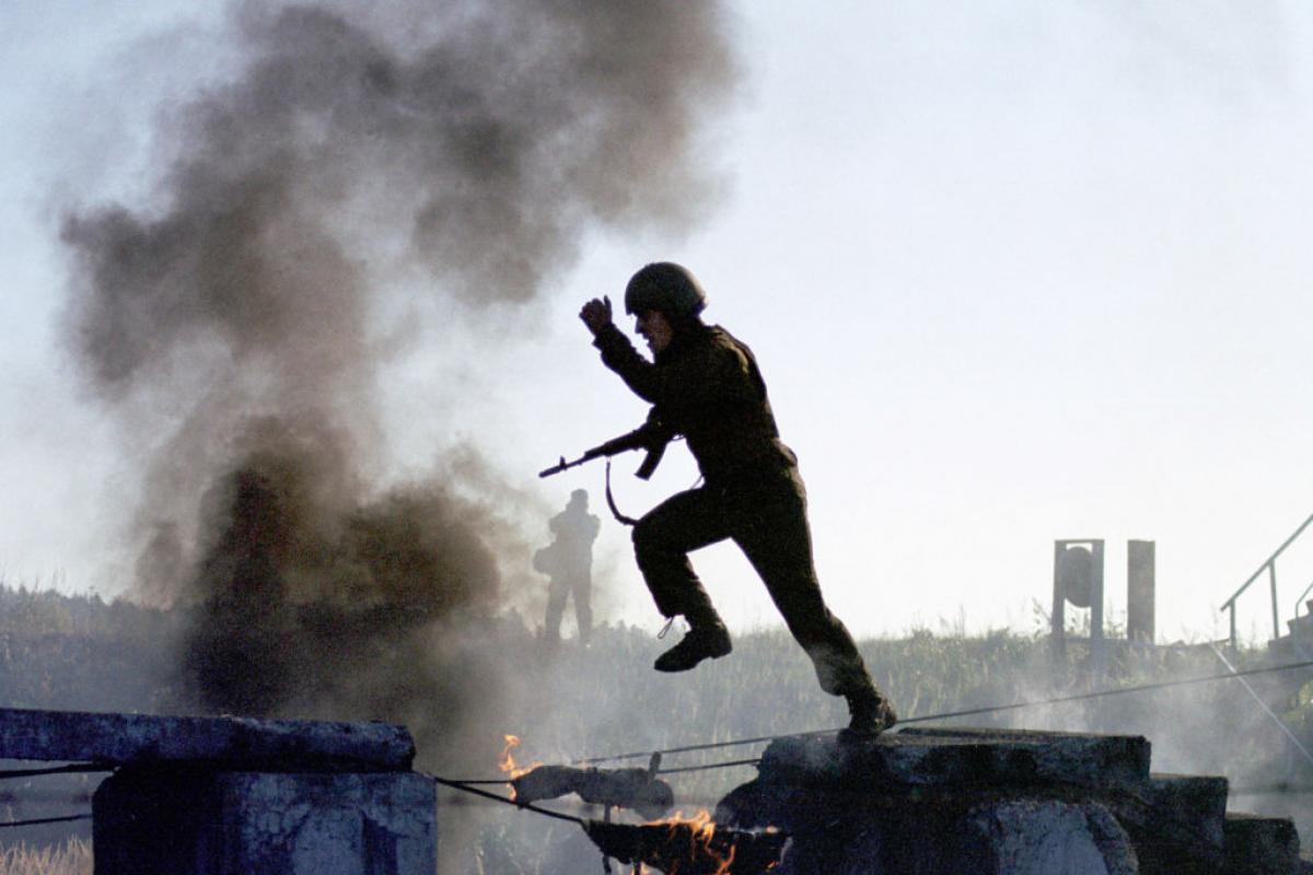 Un soldado ruso corre con su equipo de combate durante el entrenamiento de élite en las afueras de Moscú, en una imagen de archivo.