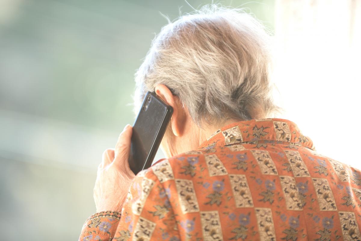 Una mujer anciana habla por teléfono, en una imagen de archivo.