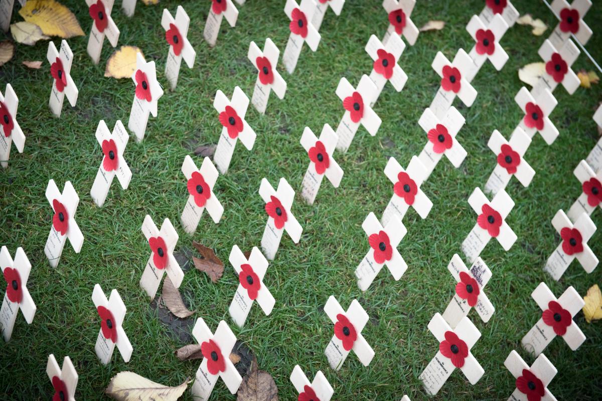 Cruces con amapolas de recuerdo en las tumbas de soldados escoceses caídos por Reino Unido, en una imagen de archivo.