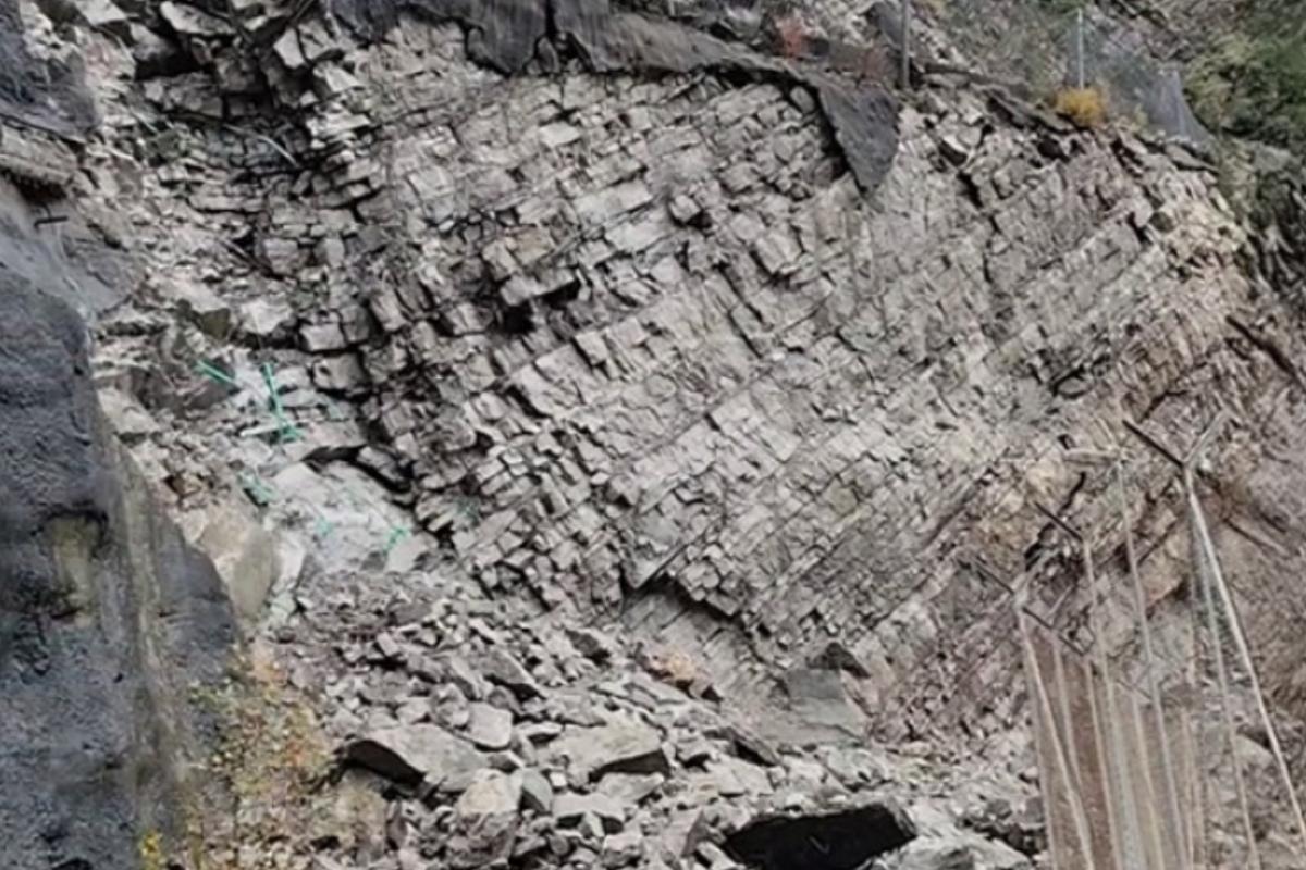 Deslizamiento en la montaña del pueblo de Glystra.