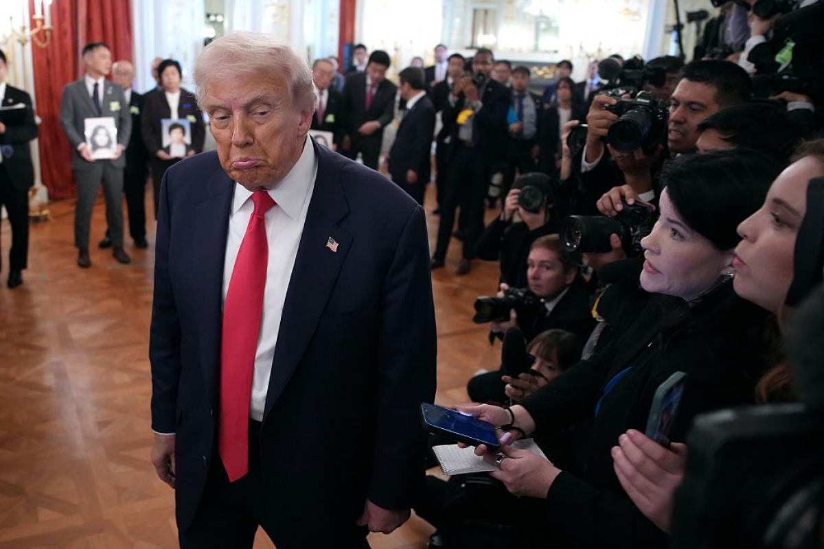 Donald Trump hace un gesto de hastío a la prensa en su visita al Palacio de Akasaka, el 28 de octubre de 2025 en Tokio, (Japón).