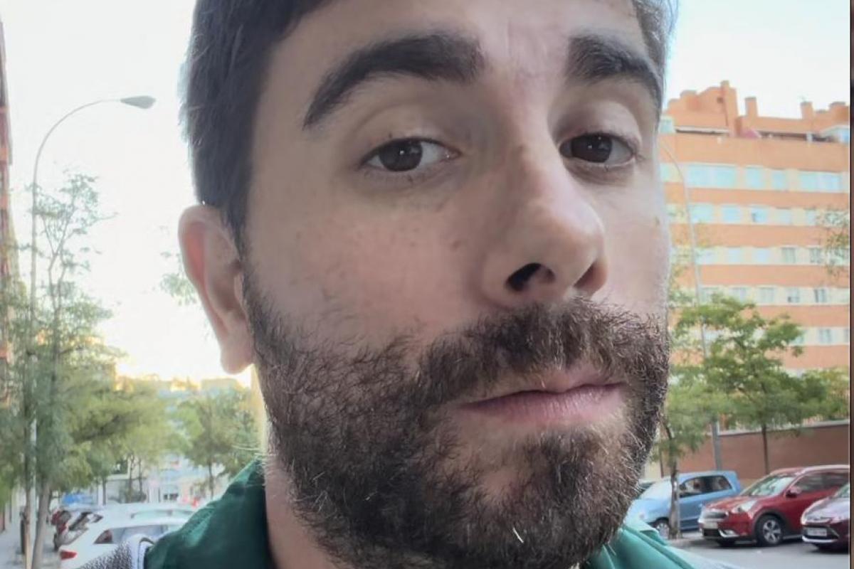 Hombre con barba grabando un vídeo en la calle sobre los efectos de dejar una empresa, en una escena del clip publicado por la cuenta ‘Mejora tu éxito laboral’.