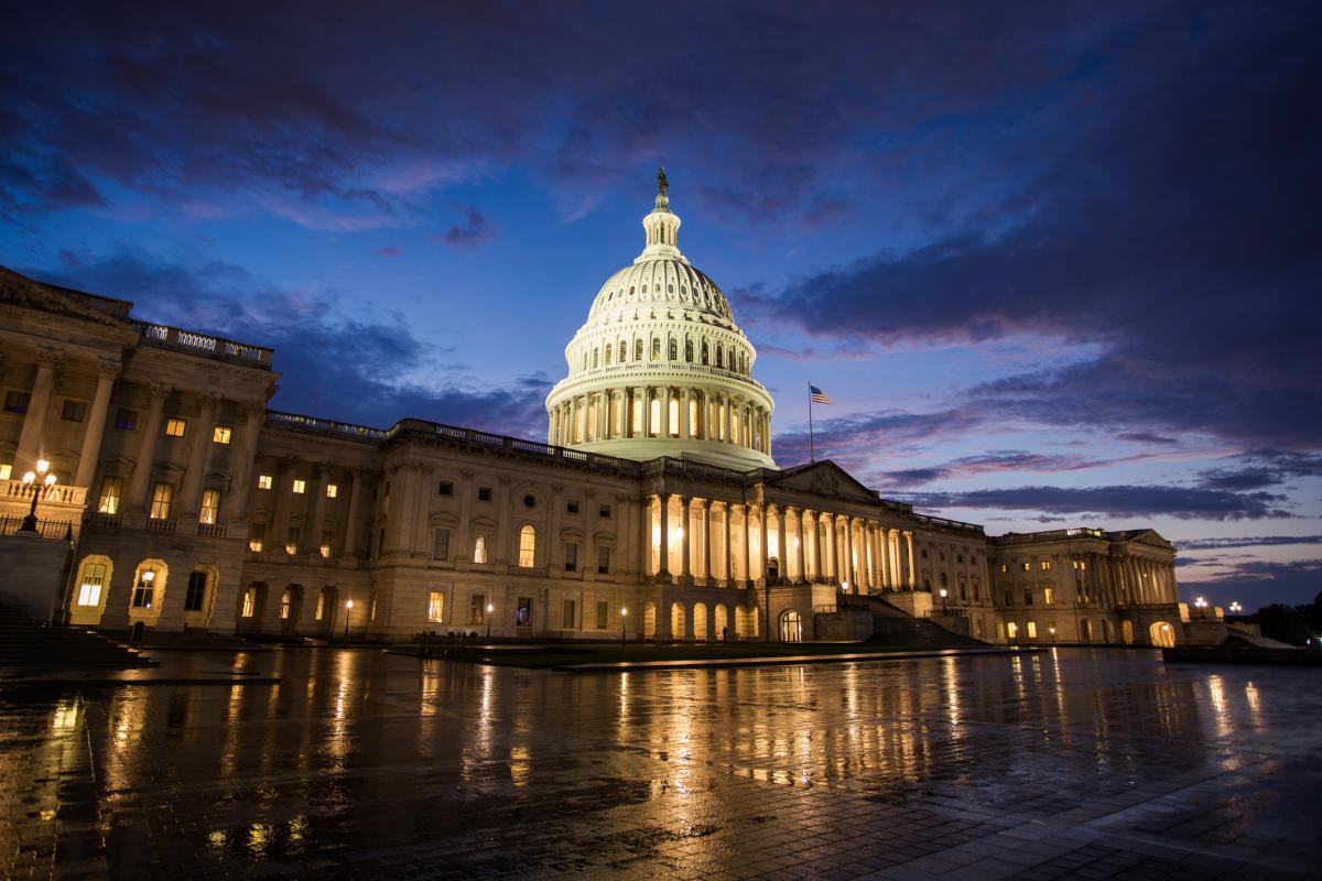 El edificio del Capitolio de Washington, mientras anochece en un día de tormenta, en una imagen de archivo.