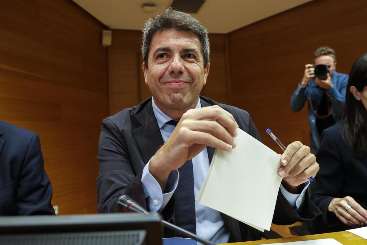 Carlos Mazón en Les Corts por primera vez desde su dimisión