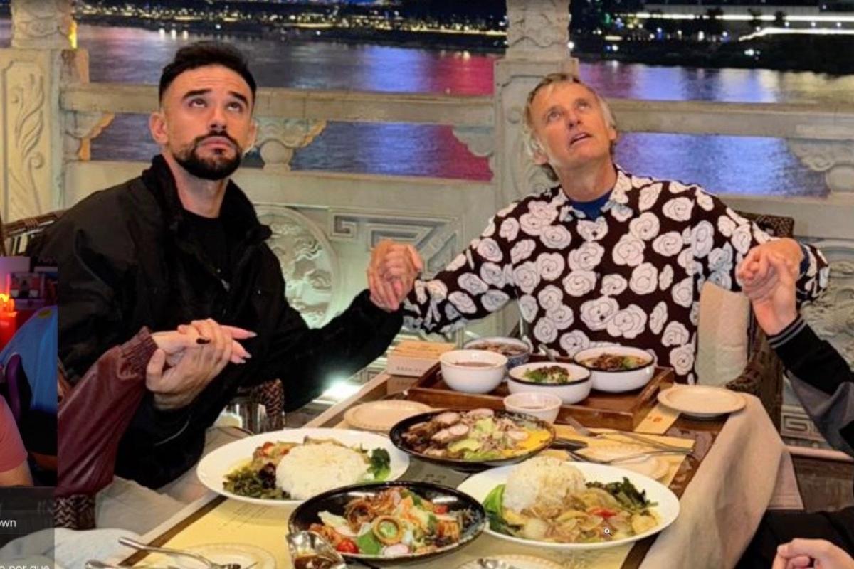 IlloJuan durante un stream enseñando una foto en China junto a Sofía Surfers, Jesús Calleja y TheGrefg.